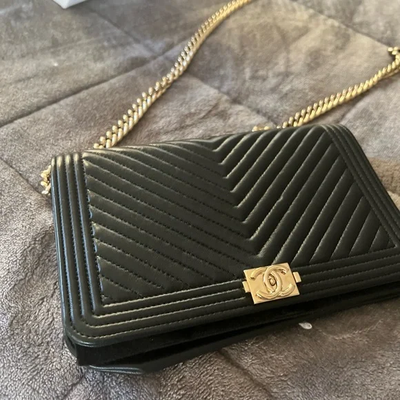 Chanel chevron, caviar leather wallet on a chain - Picture 4 of 16